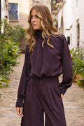 Blusa con cuello alto  elegante