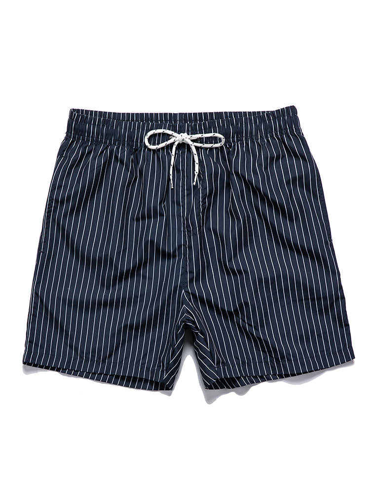 Conjunto de camisa abotonada con estampado de palmeras y shorts de baño a rayas