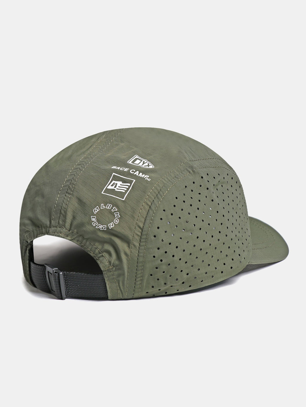 Gorra deportiva campestre de 5 paneles con visera corta, tejido perforado de secado rápido y logotipo posterior, ajustable para running y actividades al aire libre