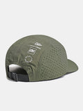 Gorra deportiva campestre de 5 paneles con visera corta, tejido perforado de secado rápido y logotipo posterior, ajustable para running y actividades al aire libre