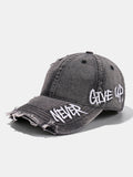 Gorra de mezclilla vintage con visera deshilachada y eslogan bordado «Nunca te rindas»