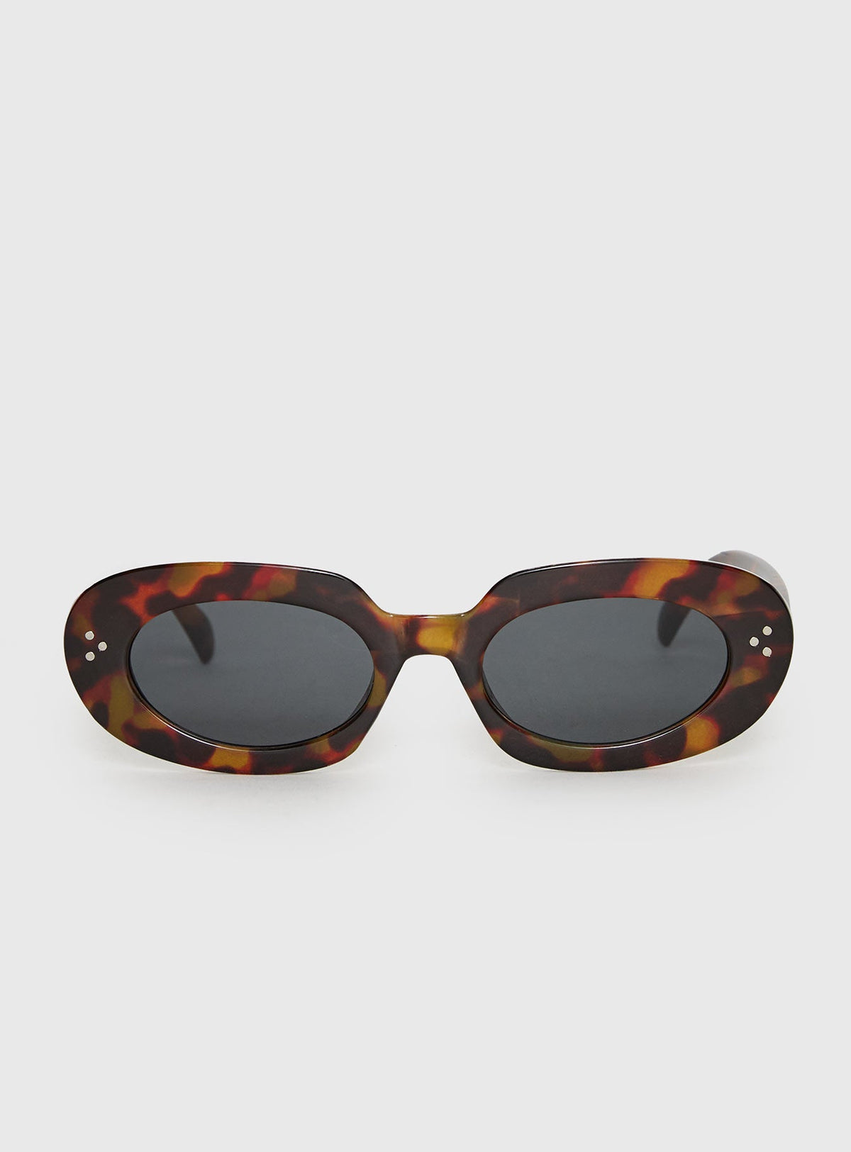 Gafas de sol ovaladas negras
