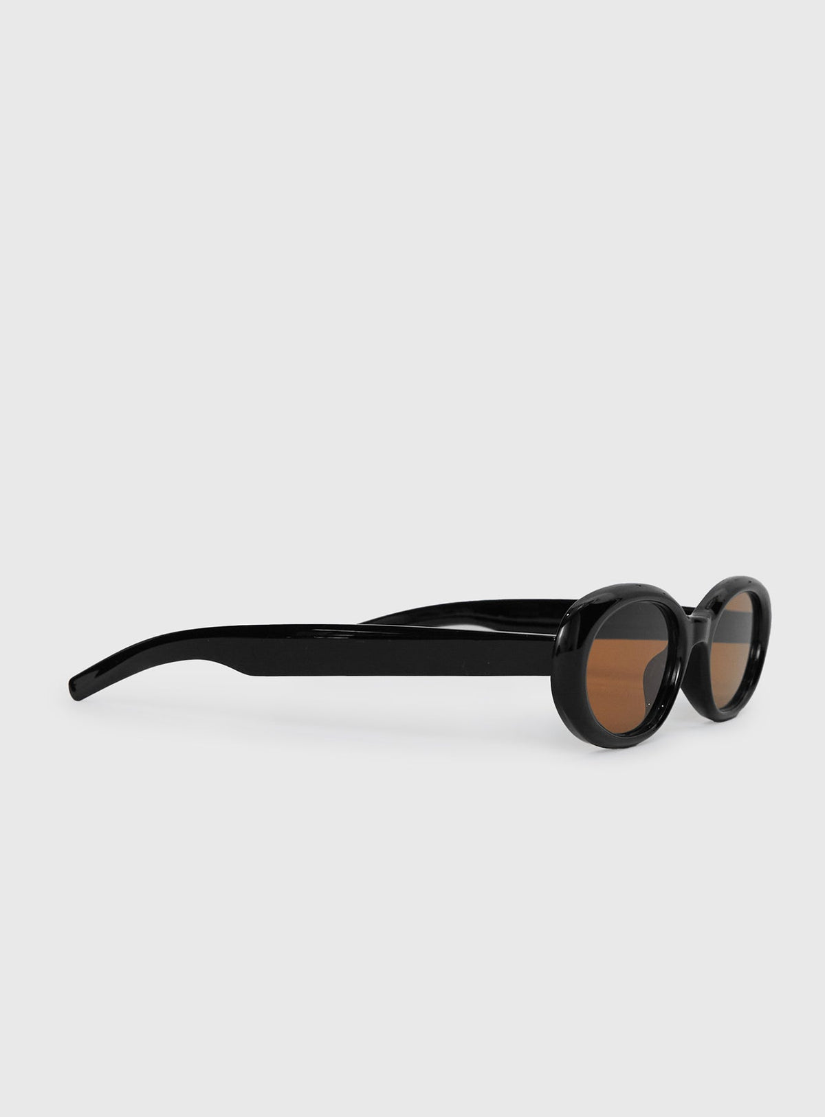 Gafas de sol negras y marrones