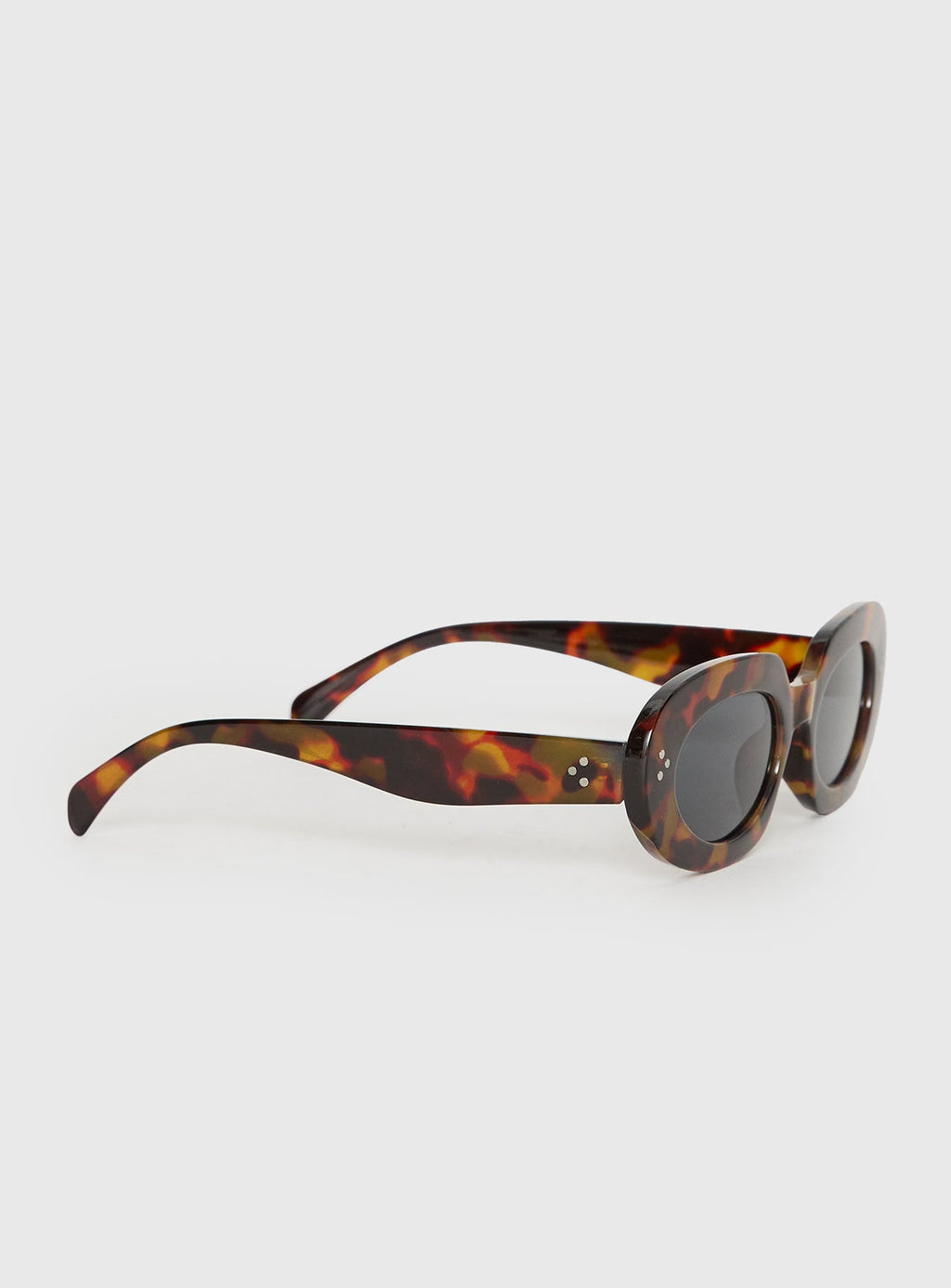 Gafas de sol ovaladas negras