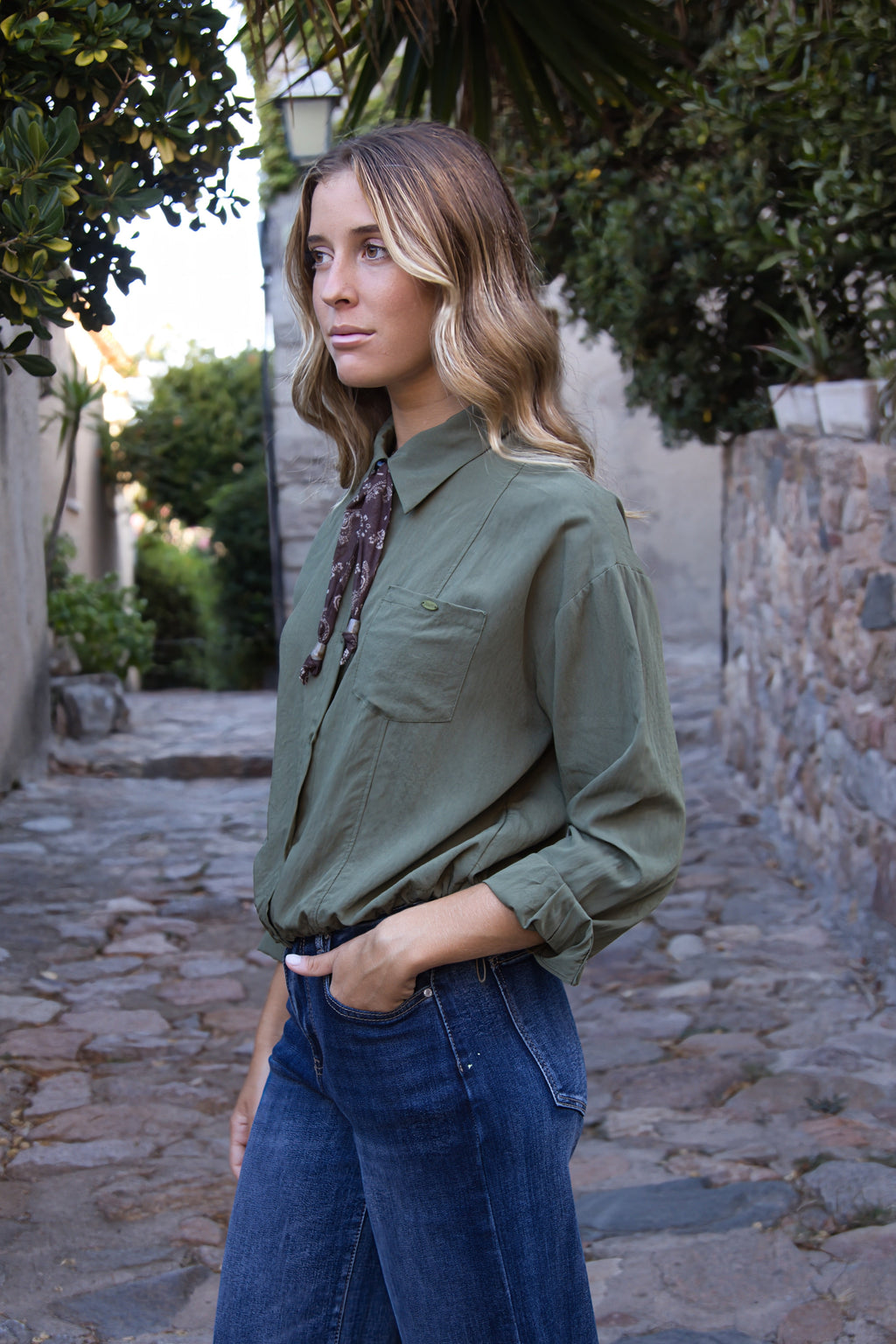 Camisa estampada con bandana estilo moderno