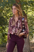 Blusa elegante con flores