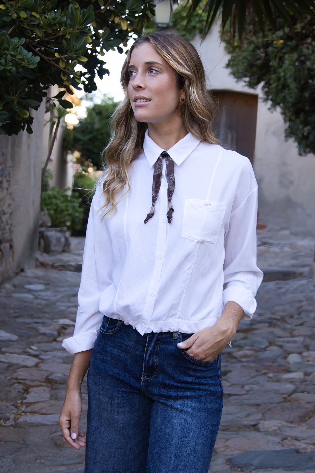 Camisa estampada con bandana estilo moderno