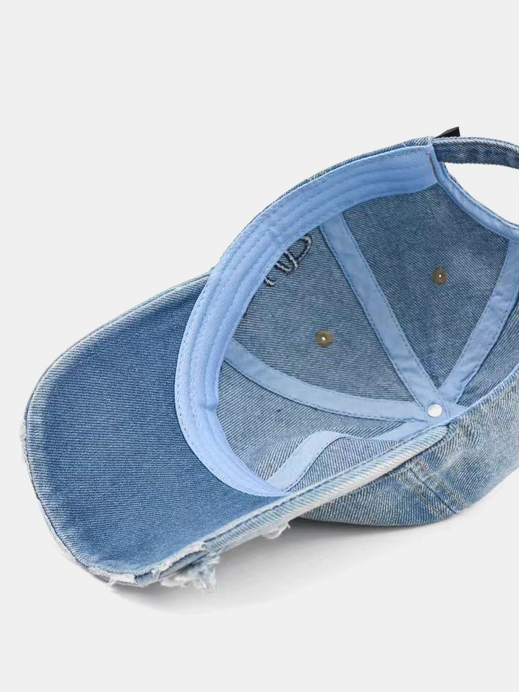 Gorra de mezclilla vintage con visera deshilachada y eslogan bordado «Nunca te rindas»