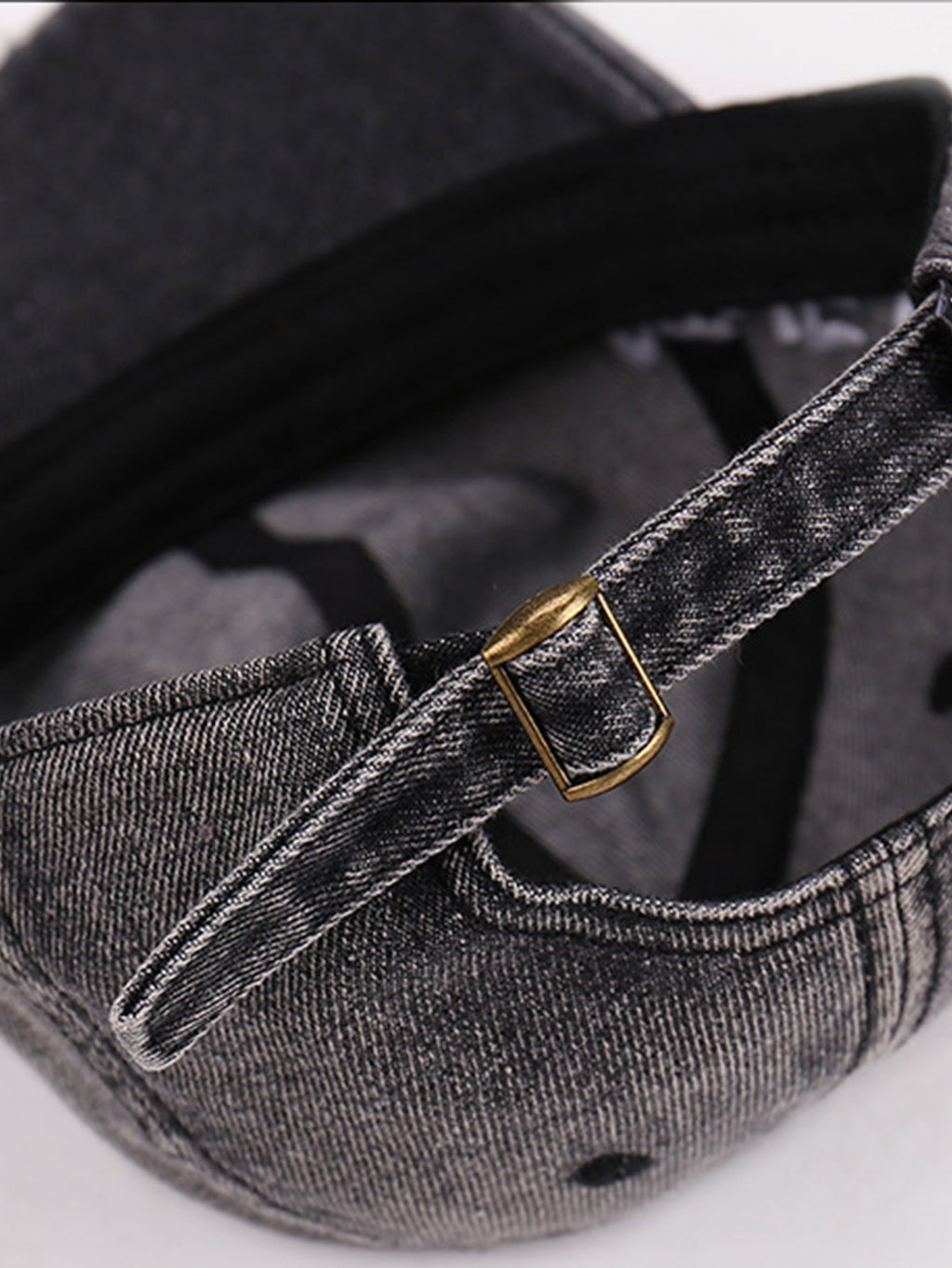 Gorra de mezclilla vintage con visera deshilachada y eslogan bordado «Nunca te rindas»