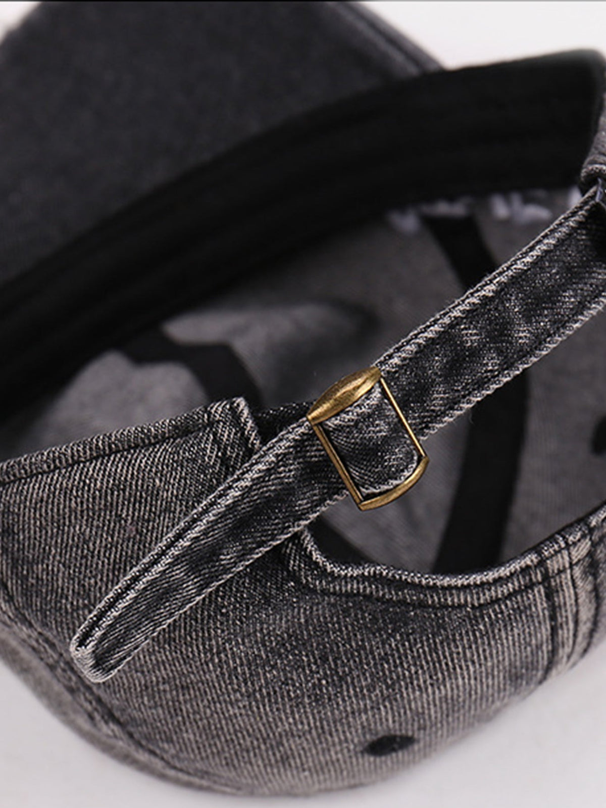 Gorra de mezclilla vintage con visera deshilachada y eslogan bordado «Nunca te rindas»