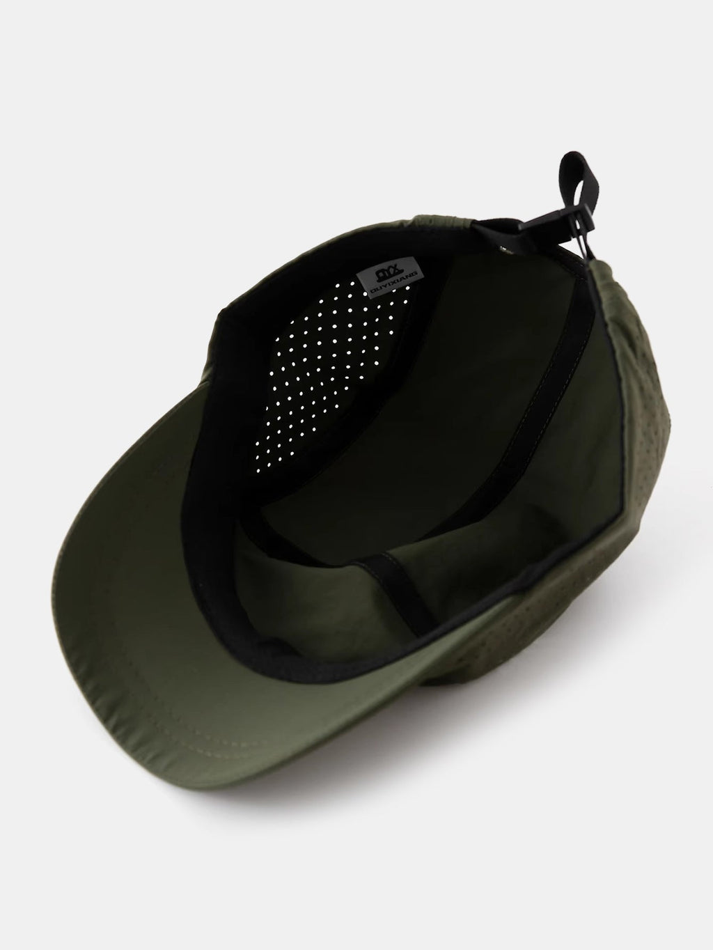 Gorra deportiva campestre de 5 paneles con visera corta, tejido perforado de secado rápido y logotipo posterior, ajustable para running y actividades al aire libre