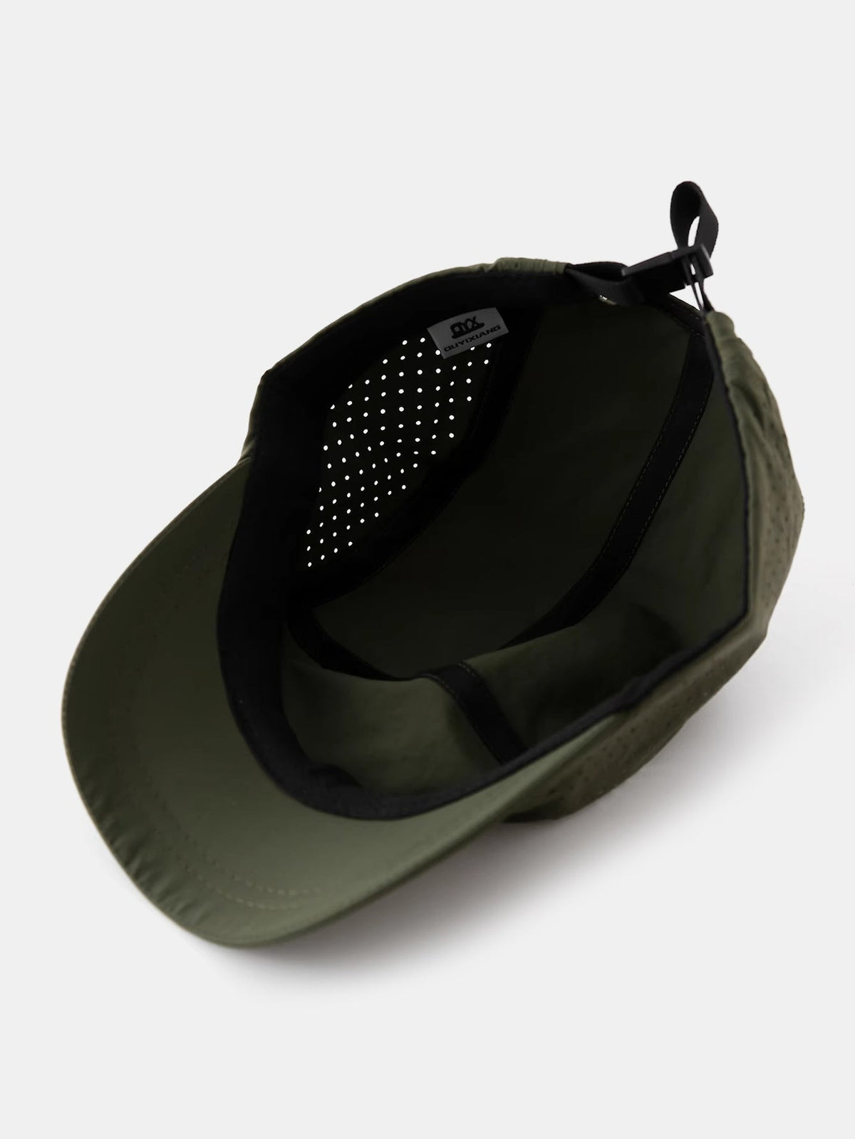 Gorra deportiva campestre de 5 paneles con visera corta, tejido perforado de secado rápido y logotipo posterior, ajustable para running y actividades al aire libre