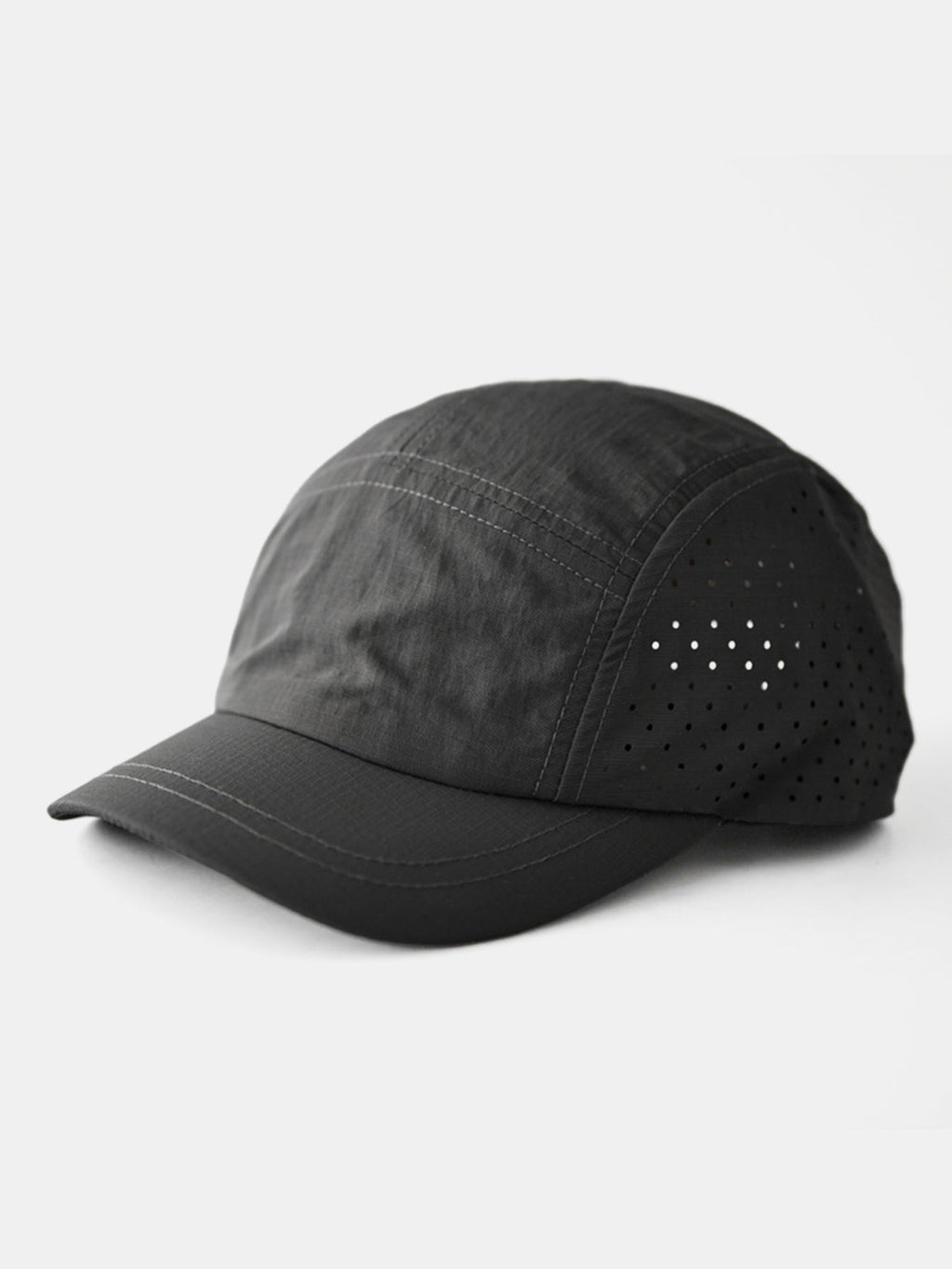 Gorra deportiva campestre de 5 paneles con visera corta, tejido perforado de secado rápido y logotipo posterior, ajustable para running y actividades al aire libre