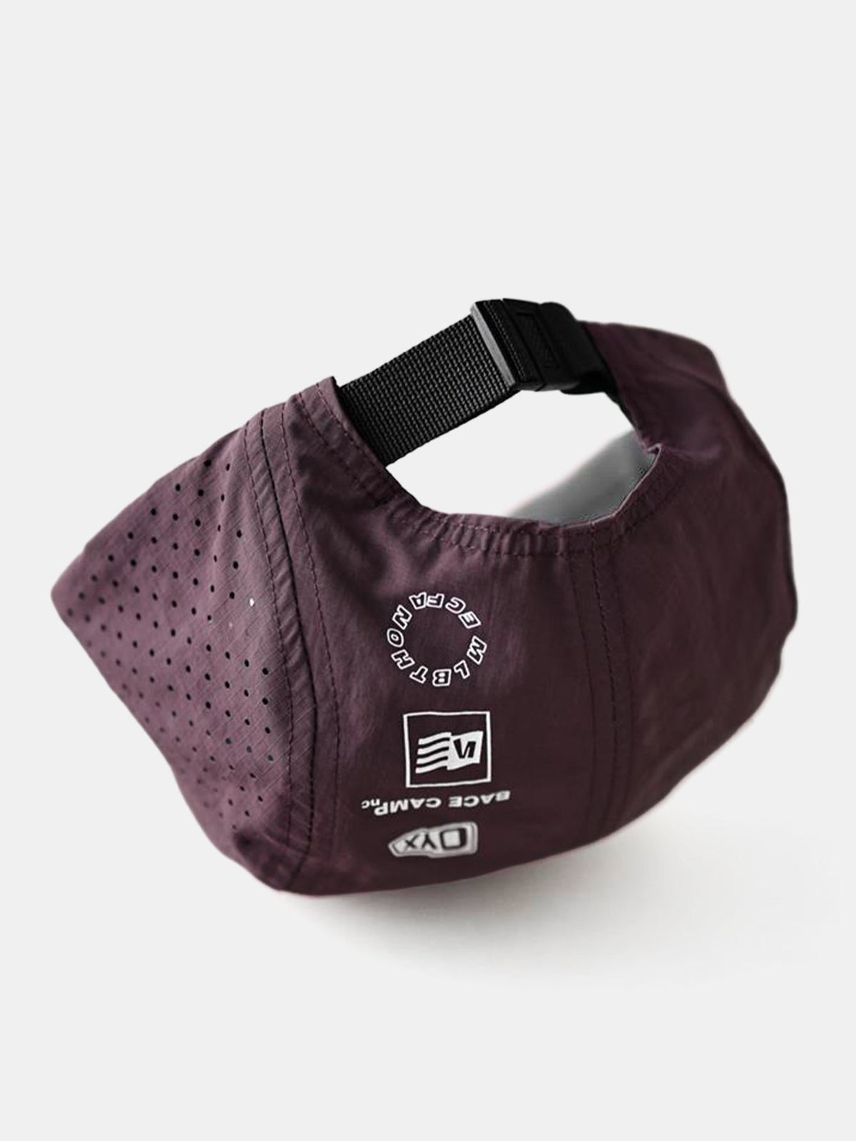 Gorra deportiva campestre de 5 paneles con visera corta, tejido perforado de secado rápido y logotipo posterior, ajustable para running y actividades al aire libre