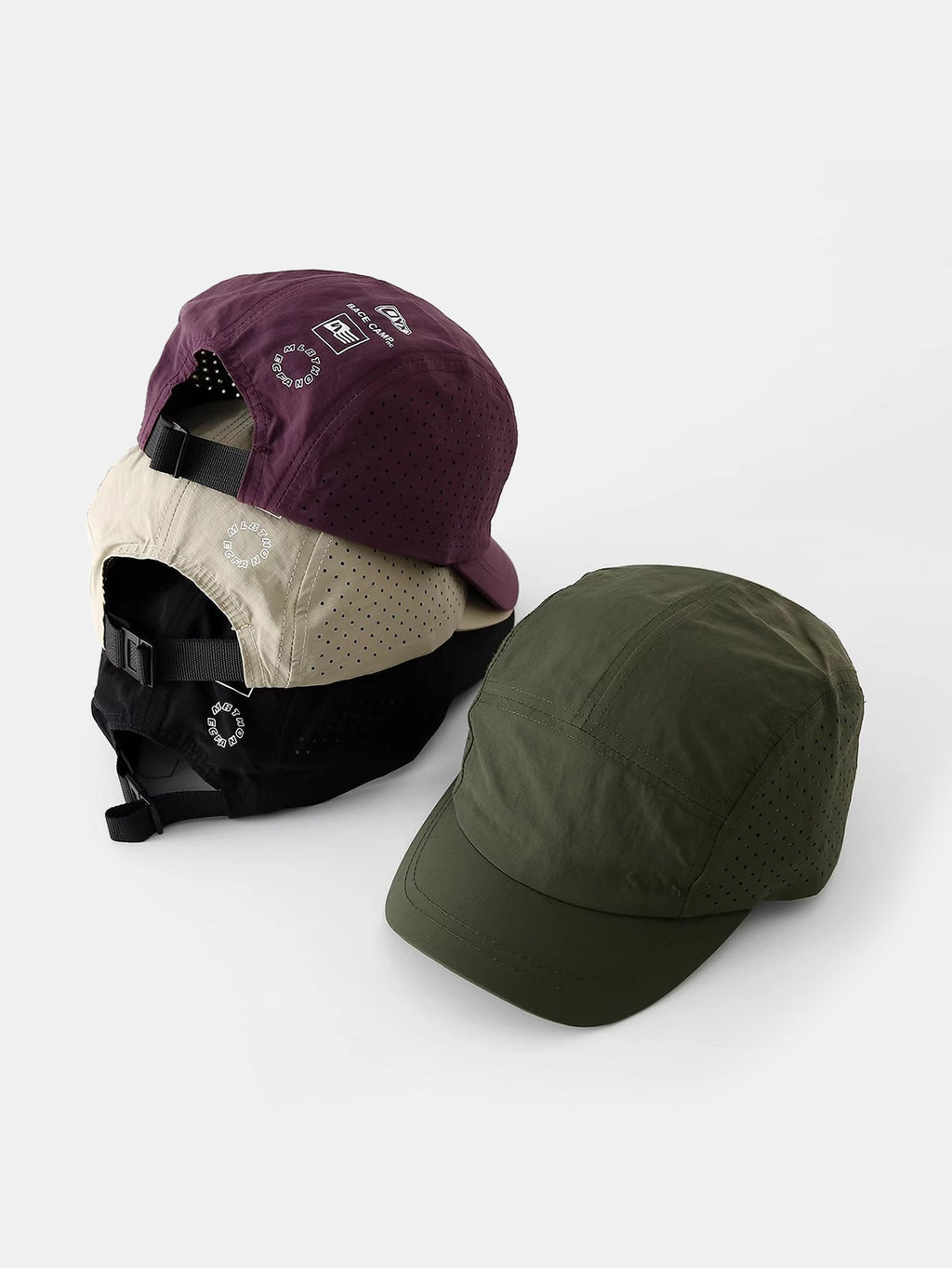 Gorra deportiva campestre de 5 paneles con visera corta, tejido perforado de secado rápido y logotipo posterior, ajustable para running y actividades al aire libre