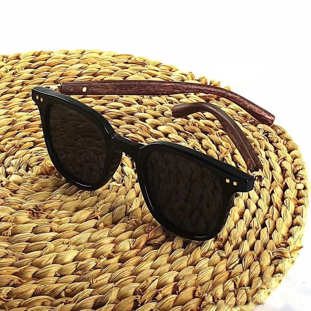 Gafas de sol elegantes de madera de aliso: ligeras, naturales y ecológicas