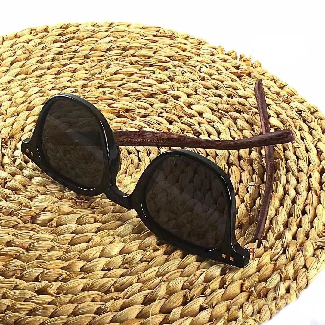 Gafas de sol elegantes de madera de aliso: ligeras, naturales y ecológicas