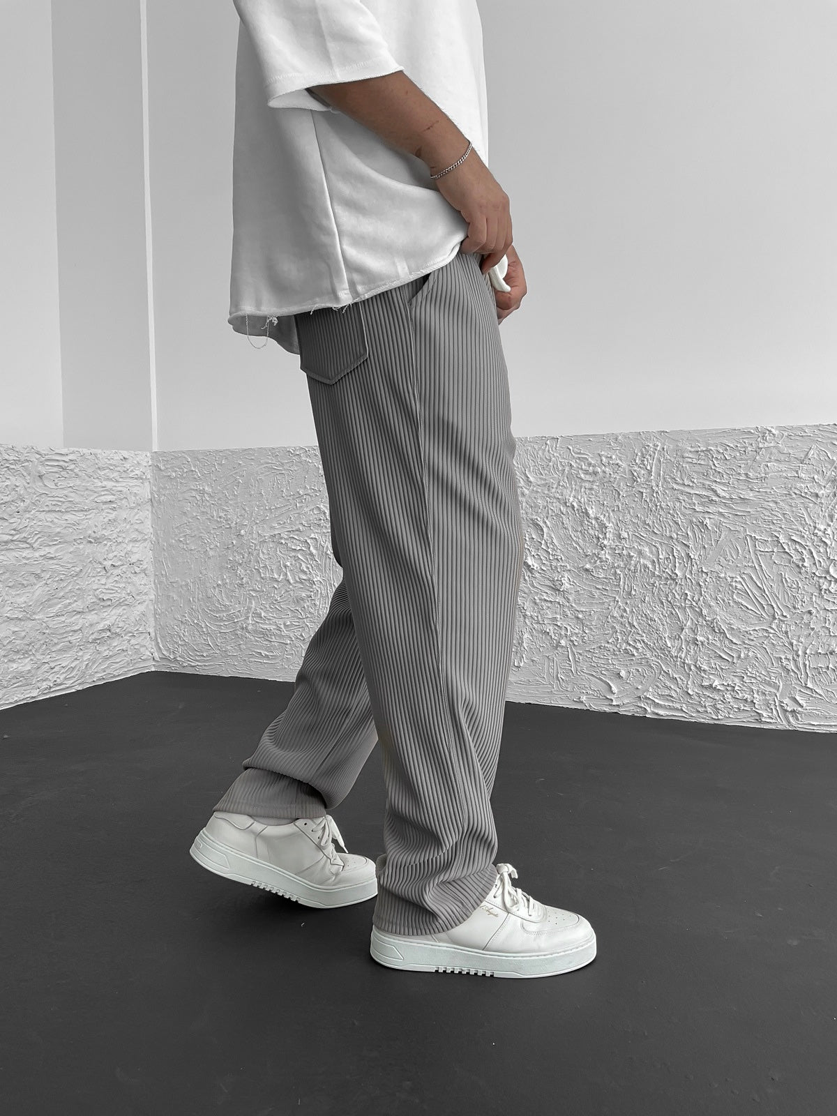Javier | Pantalón de Canalé Elegante y Relajado