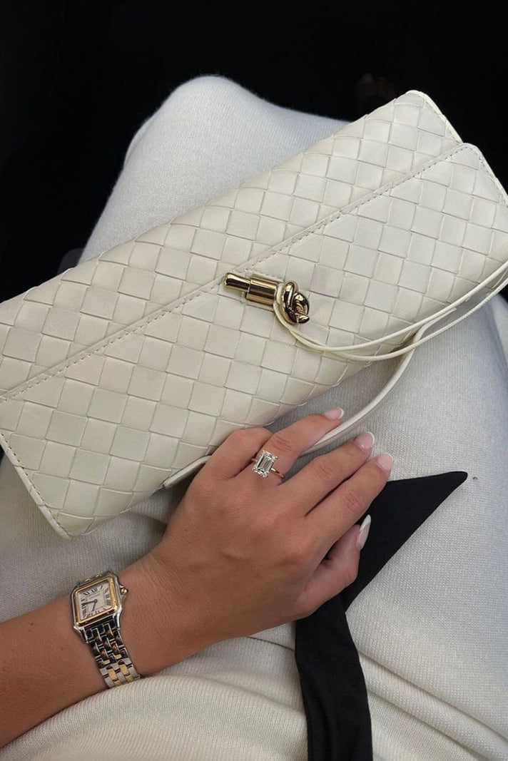Melanie | Elegante bolso de mano con sofisticado detalle de nudo dorado