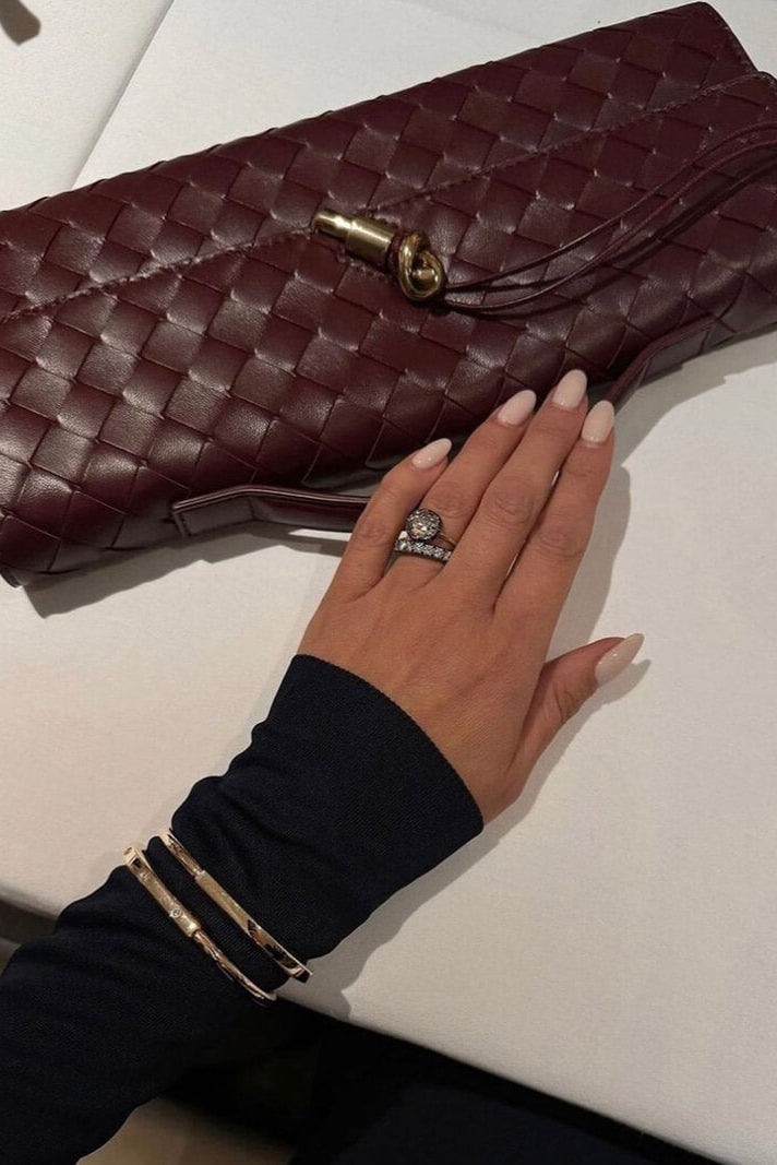 Melanie | Elegante bolso de mano con sofisticado detalle de nudo dorado