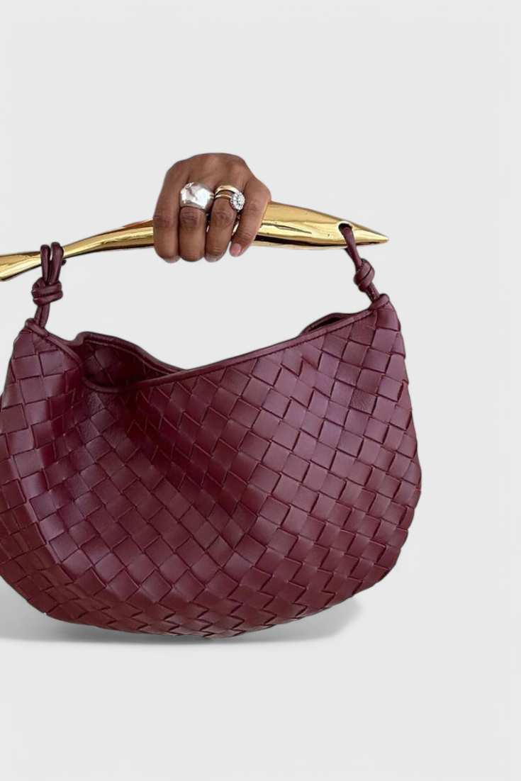Gerda | Bolso de diseño tejido con elegante asa dorada