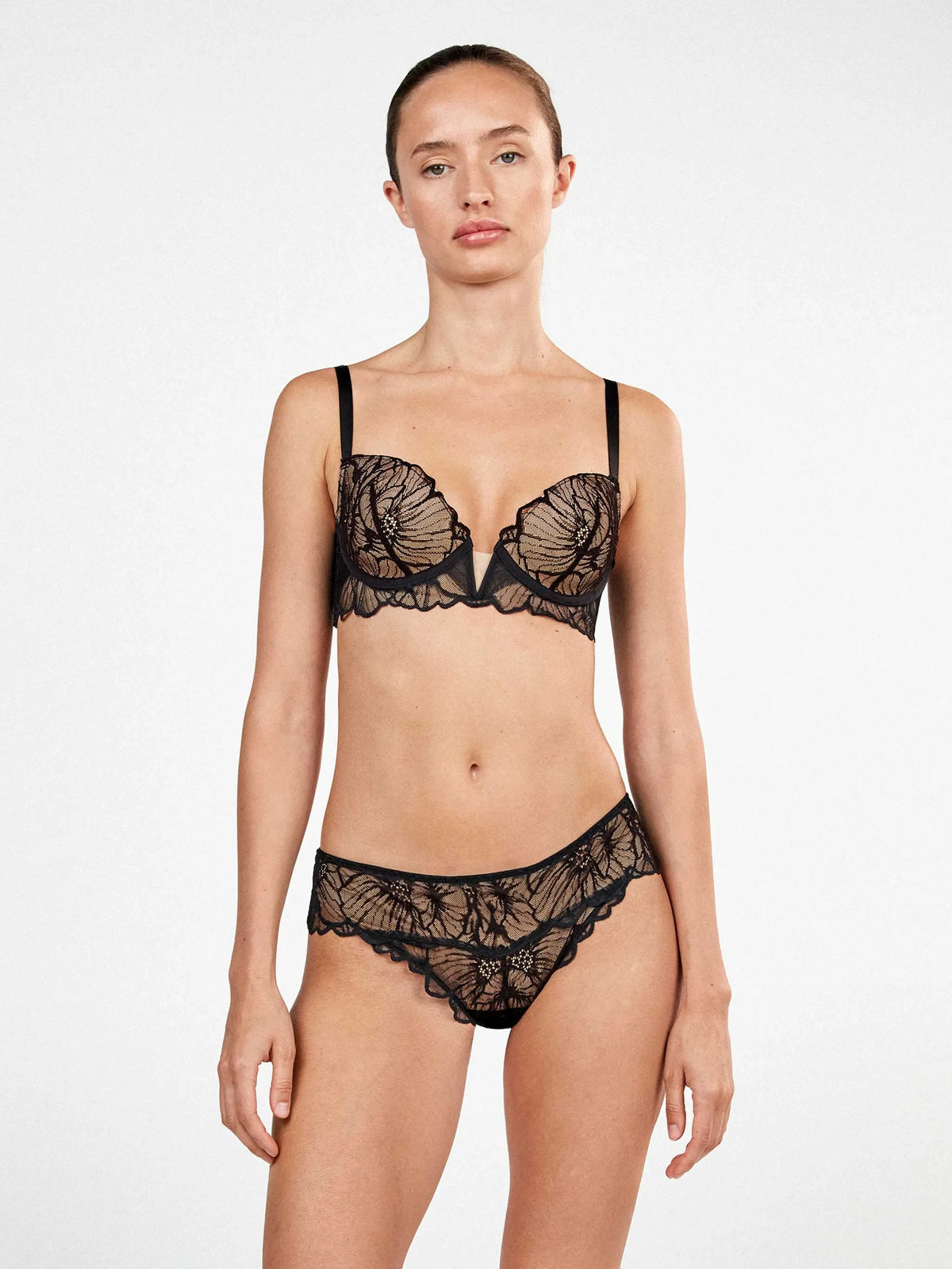 Braguita brasileña encaje floral