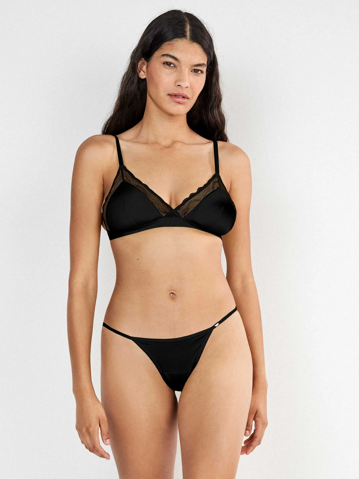 Braguita brasileña tira fina encaje