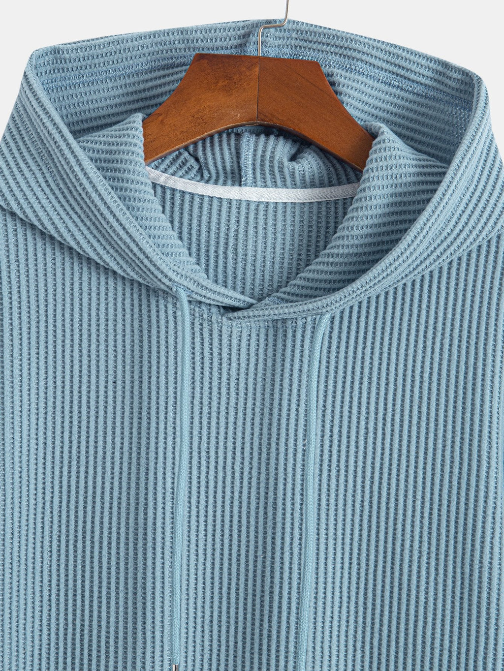 Conjunto de camiseta con capucha de tejido gofrado y bajo curvado, con pantalones cortos a juego y cordón ajustable