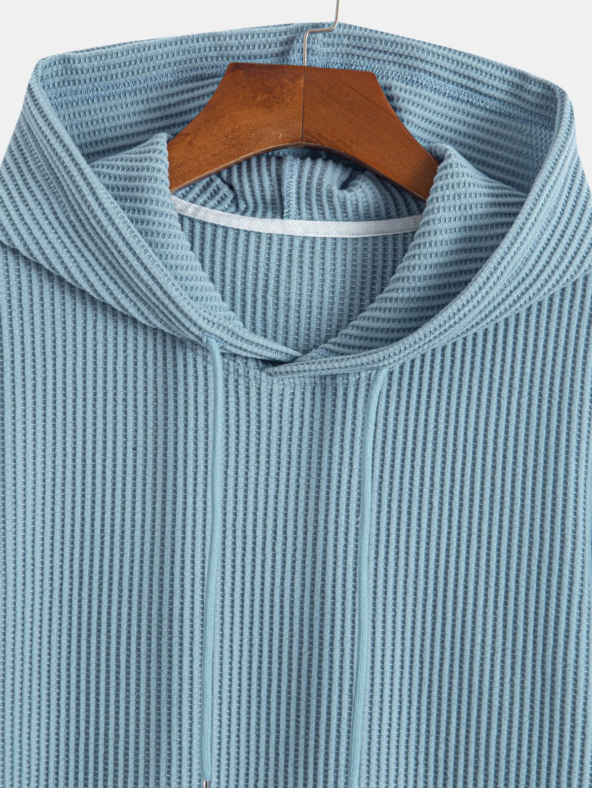Conjunto de camiseta con capucha de tejido gofrado y bajo curvado, con pantalones cortos a juego y cordón ajustable