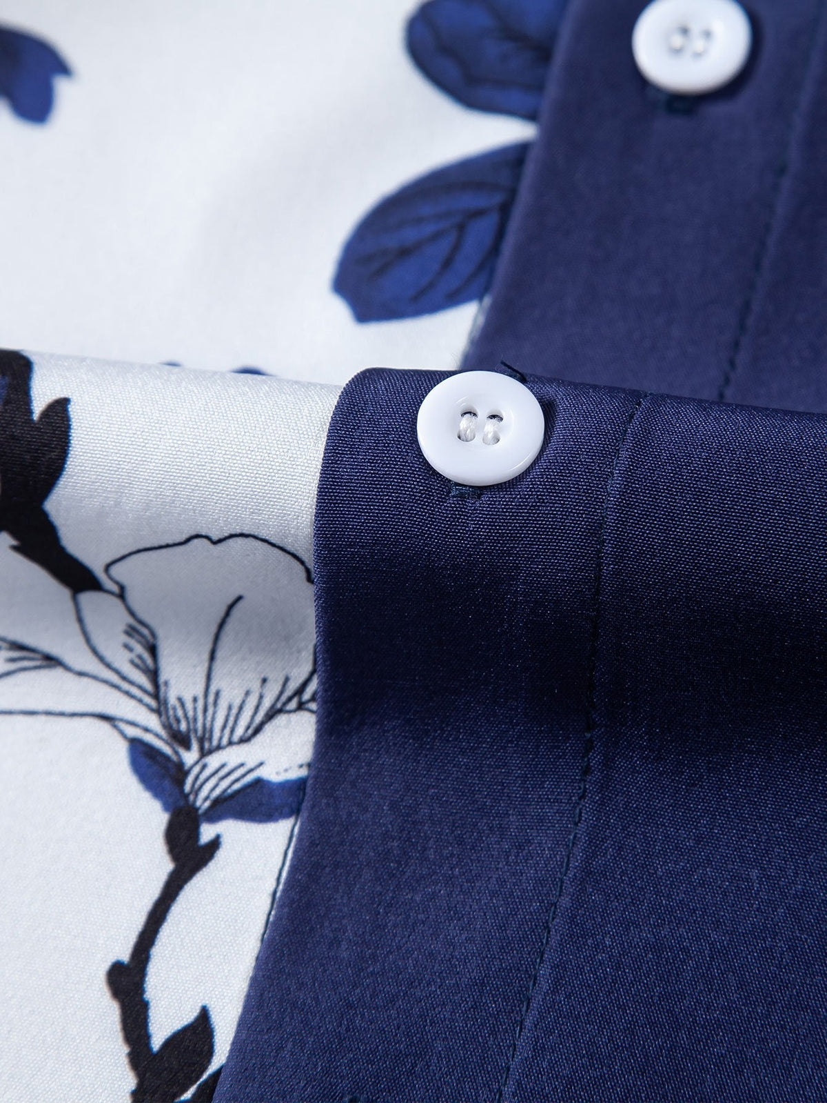Conjunto elegante de camisa abotonada con estampado floral de patchwork y pantalones cortos de baño